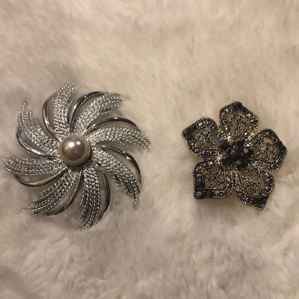 Set of two vintage brooches
